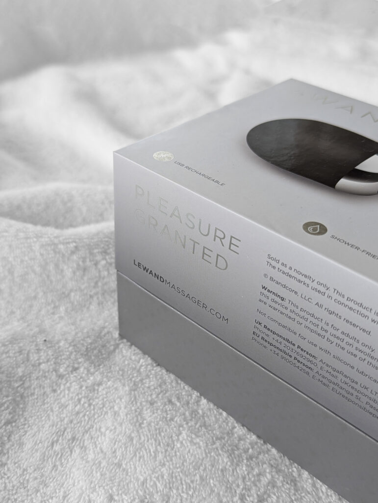 Le Wand Die Cast trådlös wandvibrator på säng
