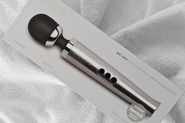 Le Wand Die Cast trådlös wandvibrator på säng