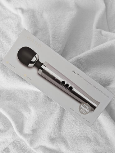 Le Wand Die Cast trådlös wandvibrator på säng