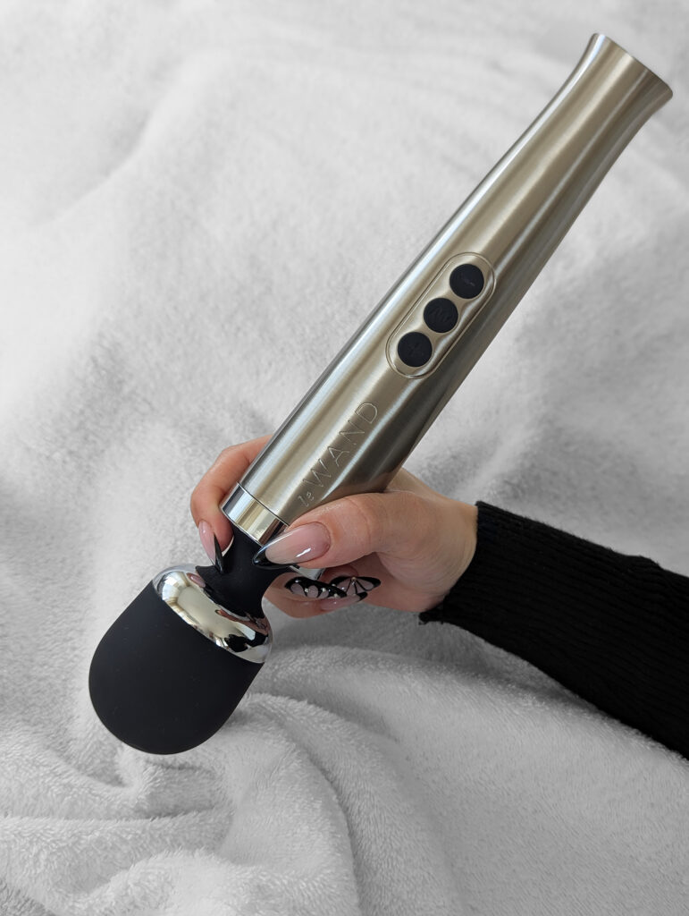 Närbild av Le Wand Die Cast Rechargeable vibratorhuvud