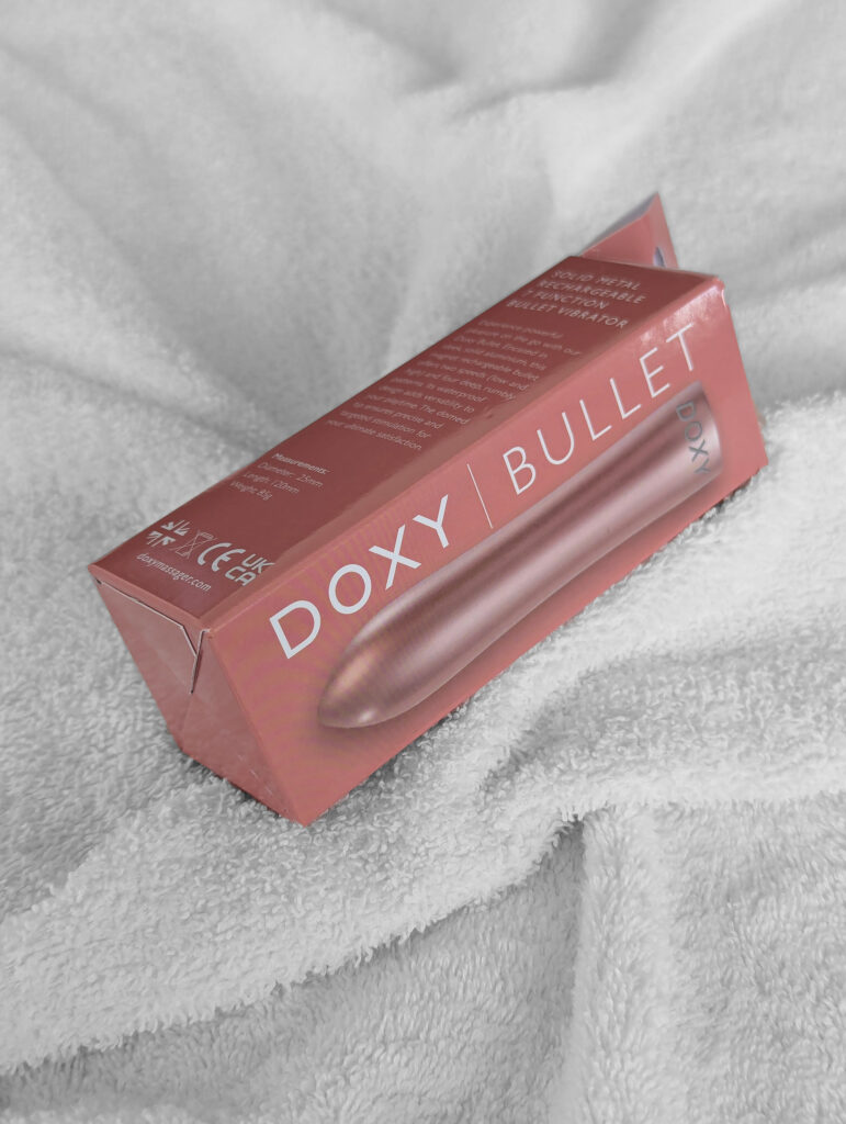 DOXY Bullet roséguld bulletvibrator i kvinnlig hand