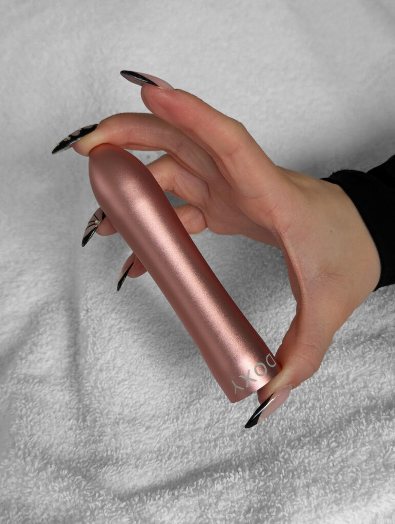 DOXY Bullet i hand – kraftfull och diskret vibrator i metall