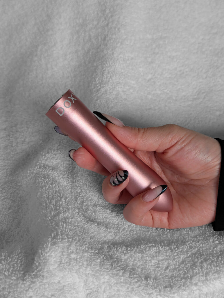 DOXY Bullet roséguld bulletvibrator i kvinnlig hand