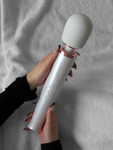 En vacker bild på kvinliga händer som håller i en wand vibrator från le wand