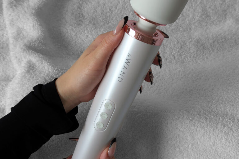 En vacker bild på kvinliga händer som håller i en wand vibrator från le wand