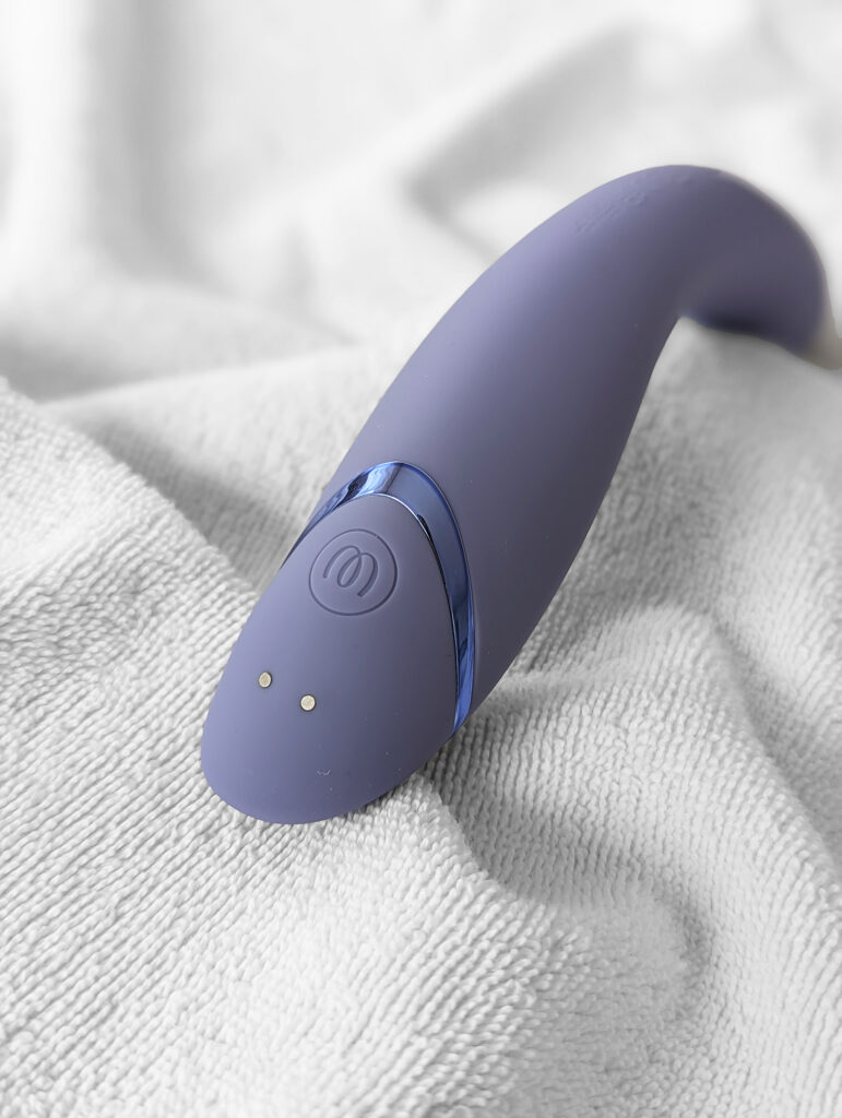 womanizer og ligger elegant på en vit bakgrund