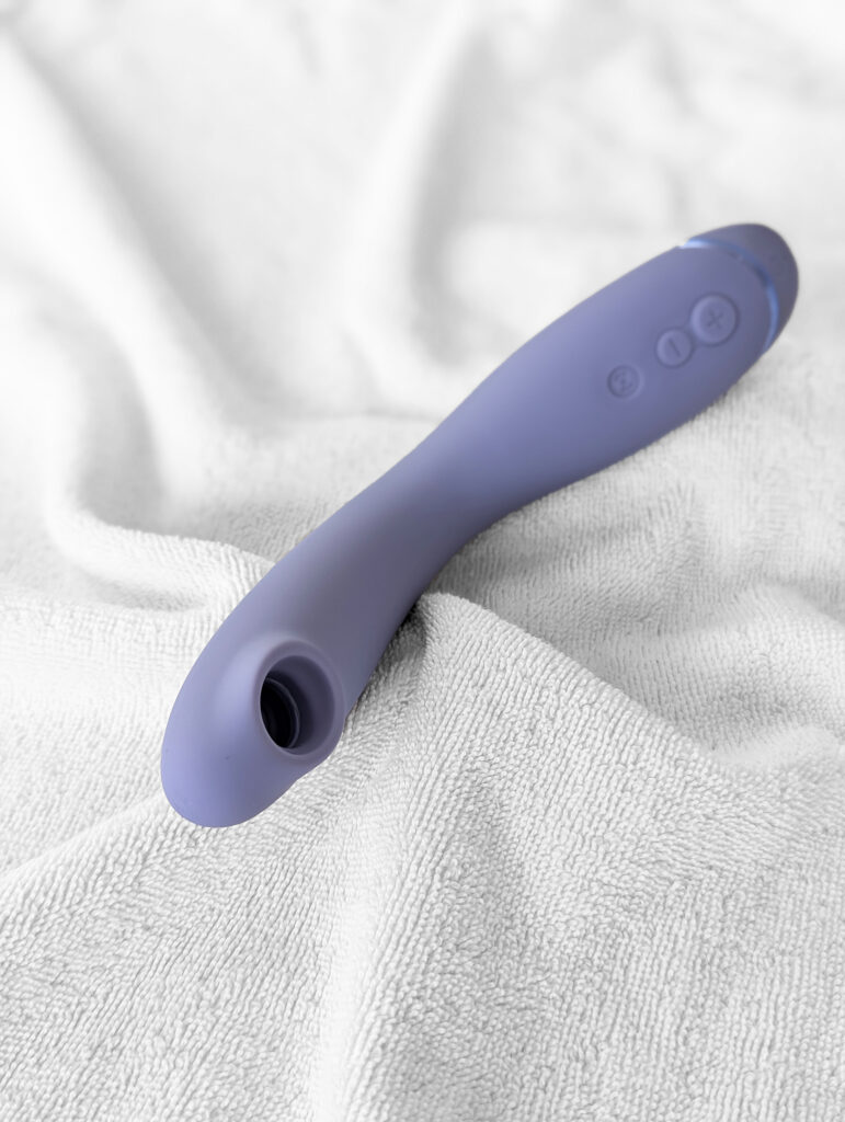 womanizer-og ligger på sidan sexleksak elegans och smakfullt